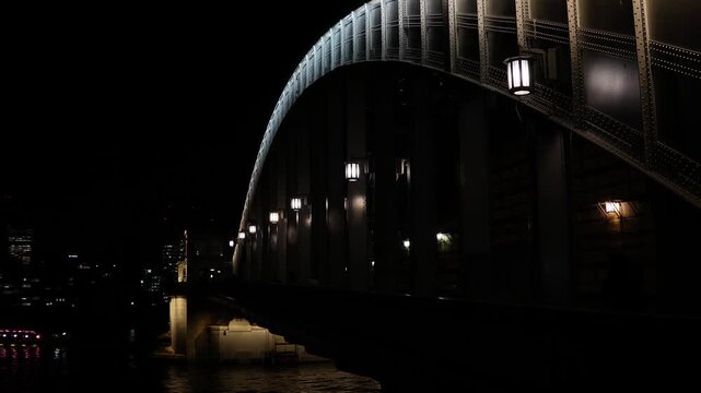 隅田川の夜景とライトアップされた勝どき橋の重厚なアーチ