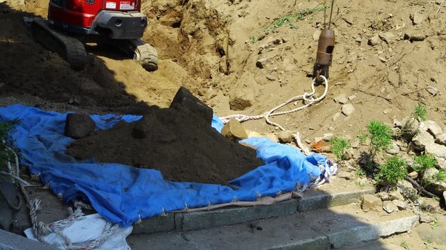 This is an excavator that digs up soil to perform foundation work.흙을 파내어 기초공사를 하는 굴삭기 입니다.