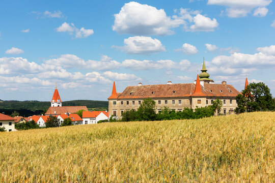 Austria, Lower Austria, Waldviertel, Dross, Dross Castle and grain field