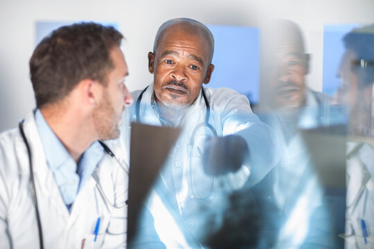 Two doctors analysing x-ray image