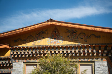 Obraz premium The wooden gable of a traditional building, featuring intricate paintings of twin dragons and artistic details in Bhutanese architectural style