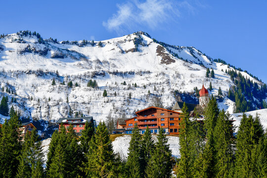 Blick auf Dam&uuml;ls vor verschneiter Bergkulisse, Vorarlberg