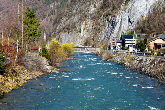 Malerischer Blick auf die Bregenzer Ach bei Au im Bregenzerwald mit Holzbr&uuml;cke und H&auml;usern am Flussufer, Vorarlberg, &Ouml;sterreich