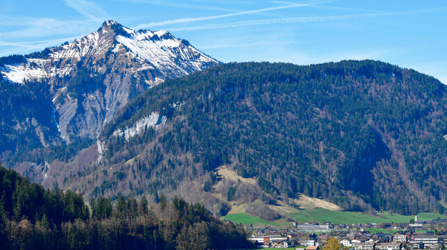 Idyllischer Blick &uuml;ber gr&uuml;ne Fr&uuml;hlingswiesen auf Bezau im Bregenzerwald vor der markanten Kulisse des Firstgrats, Vorarlberg, &Ouml;sterreich