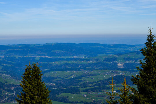 Spektakul&auml;rer Fernblick von der Bergstation Bezau &uuml;ber bewaldete Bergh&auml;nge auf eine Nebeldecke &uuml;ber dem Bodensee, Vorarlberg, &Ouml;sterreich
