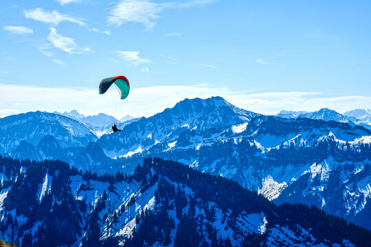 Gleitschirmflieger beim Paragliding vor den markanten Zacken von Annalper Stecken und Zitterklapfen im Bregenzerwald, Vorarlberg, &Ouml;sterreich
