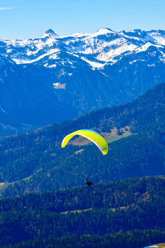Gleitschirmflieger im Bregenzerwald mit Blick auf die Gemeinde Au und das imposante Massiv des Diedamskopfs, Vorarlberg, &Ouml;sterreich