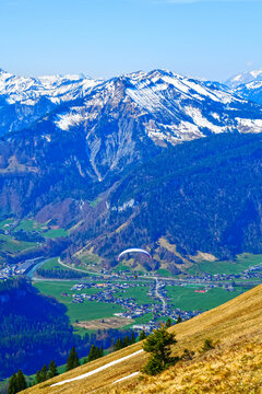 Gleitschirmflieger im Bregenzerwald mit Blick auf die Gemeinde Au und das imposante Massiv des Diedamskopfs, Vorarlberg, &Ouml;sterreich