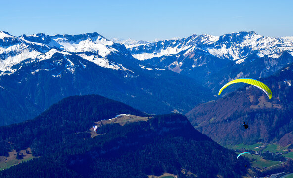 Gleitschirmflieger im Bregenzerwald mit Blick auf die Gemeinde Au und das imposante Massiv des Diedamskopfs, Vorarlberg, &Ouml;sterreich