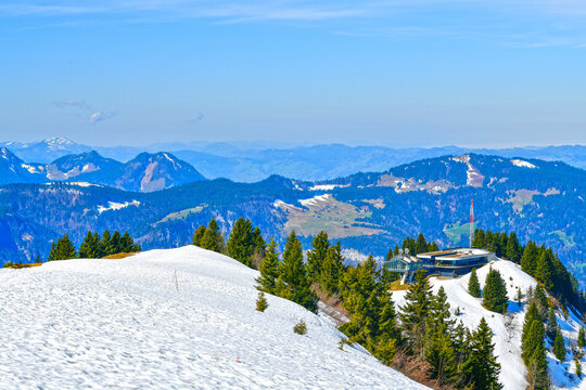 Blick &uuml;ber den schneebedeckten Grat der Niedere auf die Bergstation Baumgarten der Seilbahn Bezau vor der Bergkulisse des Bregenzerwaldes, Vorarlberg, &Ouml;sterreich
