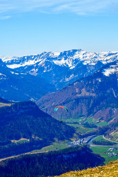 Gleitschirmflieger im Bregenzerwald mit Blick auf die Gemeinde Au und das imposante Massiv des Diedamskopfs, Vorarlberg, &Ouml;sterreich
