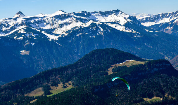 Gleitschirmflieger im Bregenzerwald mit Blick auf die Gemeinde Au und das imposante Massiv des Diedamskopfs, Vorarlberg, &Ouml;sterreich