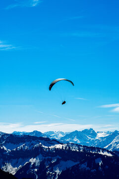 Gleitschirmflieger vor dem Panorama von Diedamskopf und Zitterklapfen im Bregenzerwald, Vorarlberg, &Ouml;sterreich