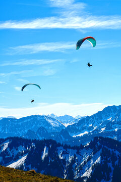 Gleitschirmflieger vor dem Panorama von Diedamskopf und Zitterklapfen im Bregenzerwald, Vorarlberg, &Ouml;sterreich