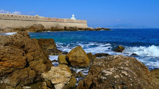 23.03.2026, Antibes - Frankreich - Europa. Stadtstrand bei strahlender Sonne.