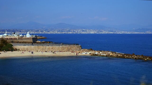 23.03.2026, Antibes - Frankreich - Europa. Stadtstrand bei strahlender Sonne.