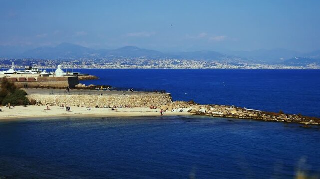 23.03.2026, Antibes - Frankreich - Europa. Stadtstrand bei strahlender Sonne.