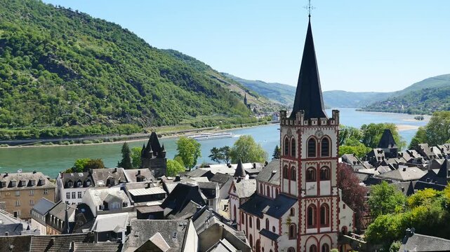 01.05.2026, Bacharach, Rheinland-Pfalz, Deutschland. Bacharach am Rhein, Fachwerk-Idylle in sch&ouml;ner Landschaft.