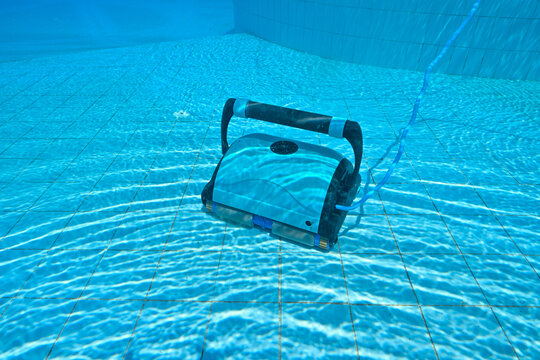 Pool cleaner with cable for cleaning 