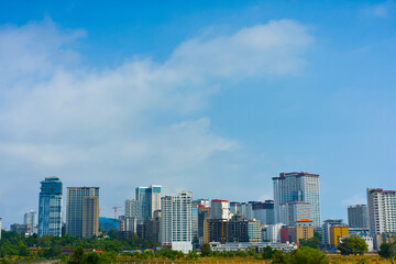 Fototapeta premium 青空と都市景観のビル