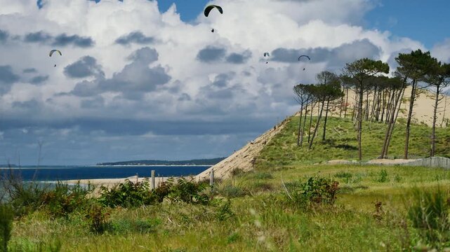 11.05.2026, Dune du Pilat, Frankreich. Paraglider an der D&uuml;ne, beliebte Sportart.