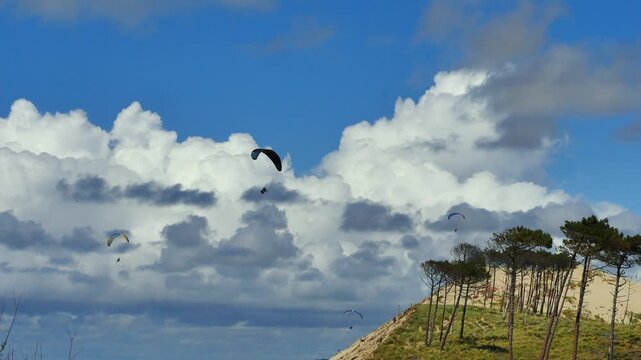 11.05.2026, Dune du Pilat, Frankreich. Paraglider an der D&uuml;ne, beliebte Sportart.