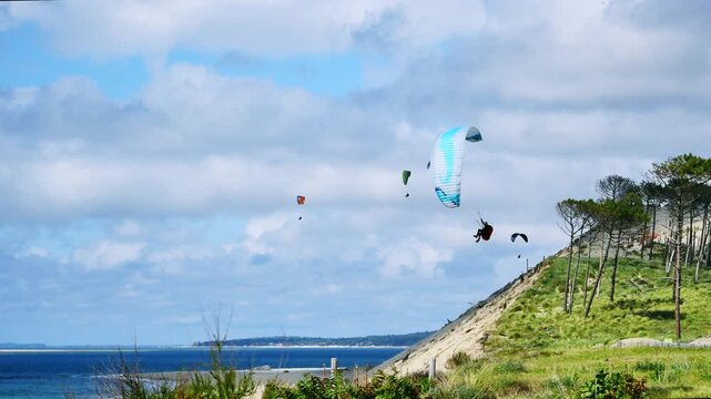 11.05.2026, Dune du Pilat, Frankreich. Paraglider an der D&uuml;ne, beliebte Sportart.