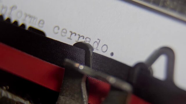 M&aacute;quina de escribir con texto escrito a m&aacute;quina