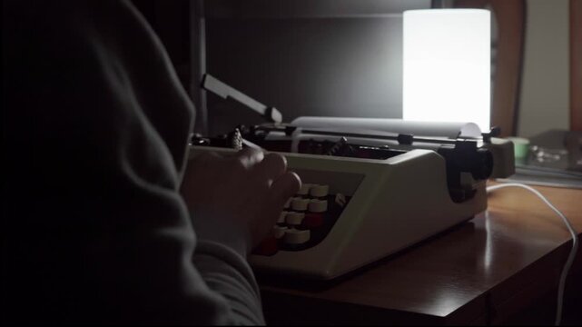 Hombre adulto usando una m&aacute;quina de escribir vieja 