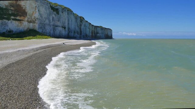 16.05.2026, Saint-Valery-en-Caux, Frankreich,  Kieselstrand und Kreidefelsen bei tollem Wetter.