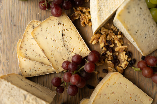 cheese and grapes platter - plateau fromages