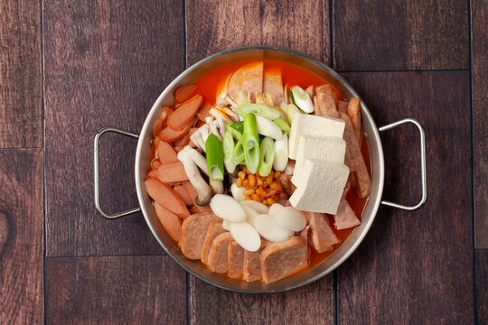 부대찌개는 햄, 소시지 따위를 재료로 하여 끓인 찌개. 예전에, 미군 부대에서 나온 고기로 찌개를 끓였던 데에서 유래한다.
Budae-jjigae is a stew made with ingredients such as ham and sausage. It originated from the practice of making stew using meat obt