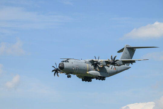 Avion a l'atterrissage a Brussels Airport A400M Belgian Air Force