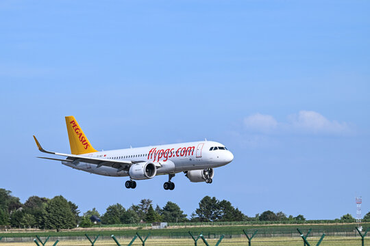 Avion a l'atterrissage a Brussels Airport Pegasus