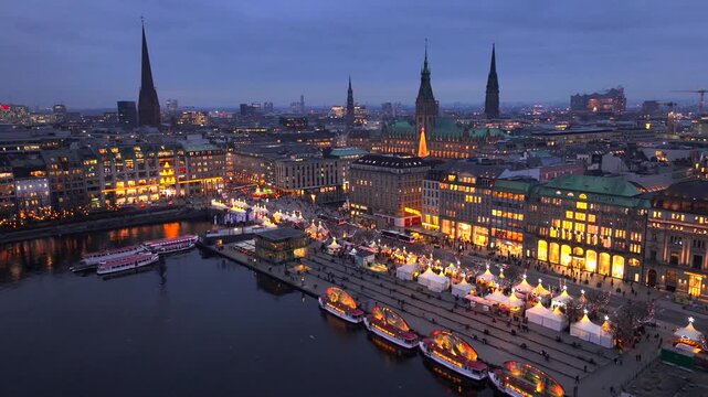 Historic Christmas market on Rathausmarkt in downtown Hamburg, Germany in the evening. Hamburger Weihnachtsmarkt Rathaus