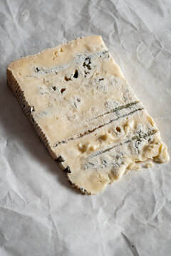 Stracchino vecchio or gorgonzola.