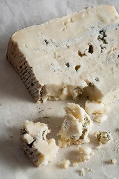 Stracchino vecchio or gorgonzola.