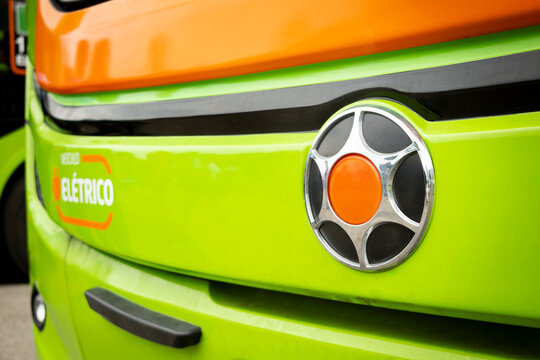 Front view detail of an electric bus with a Marcopolo chassis, featuring a polymer finish, front panel, and electric propulsion visual identification.