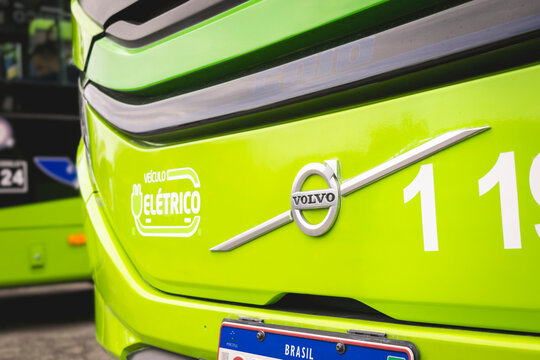 Front view detail of an electric bus with a Volvo chassis, featuring a polymer finish, front panel, and electric propulsion visual identification.