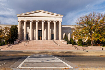 Obraz premium Museum building in Washington, D.C., on a sunny autumn day
