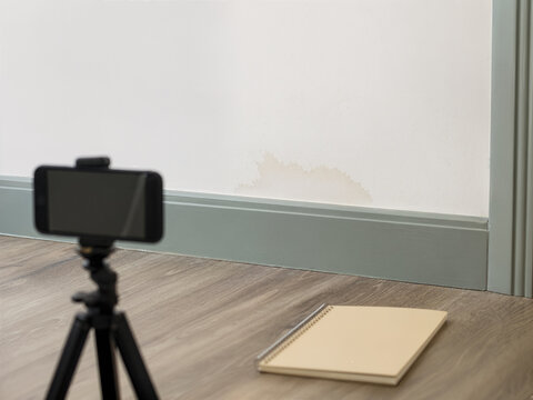 Inspection d'une trace d'humidit&eacute; sur un mur