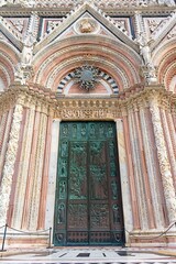 Obraz premium siena, italien - portal an der kathedrale