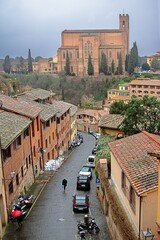 Obraz premium siena, italien - altstadt mit kirche san domenico