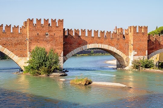 verona, italien - ponte scaligero an der etsch