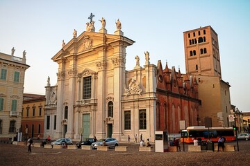 Obraz premium mantua, italien - kathedrale mit campanile an der piazza sordello