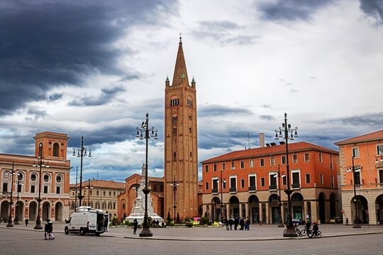 forli, italien - piazza aurelio saffi mit kirche san mercuriale