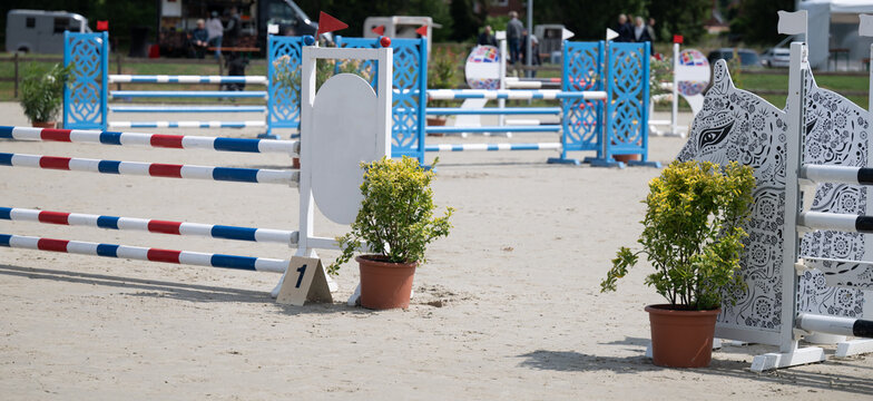 Springreiten Hindernisse auf einem Springreitplatz