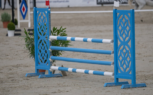 Springreiten Hindernisse auf einem Springreitplatz