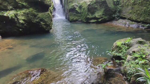 Recorrido por monta&ntilde;as y cascadas ocultas