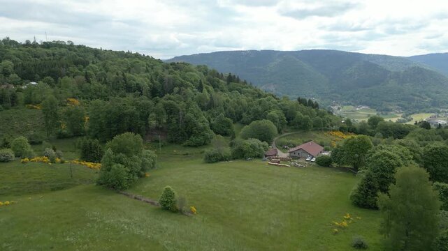 Maison, prairie et for&ecirc;t d'altitude dans les Vosges dans la r&eacute;gion de Remiremont